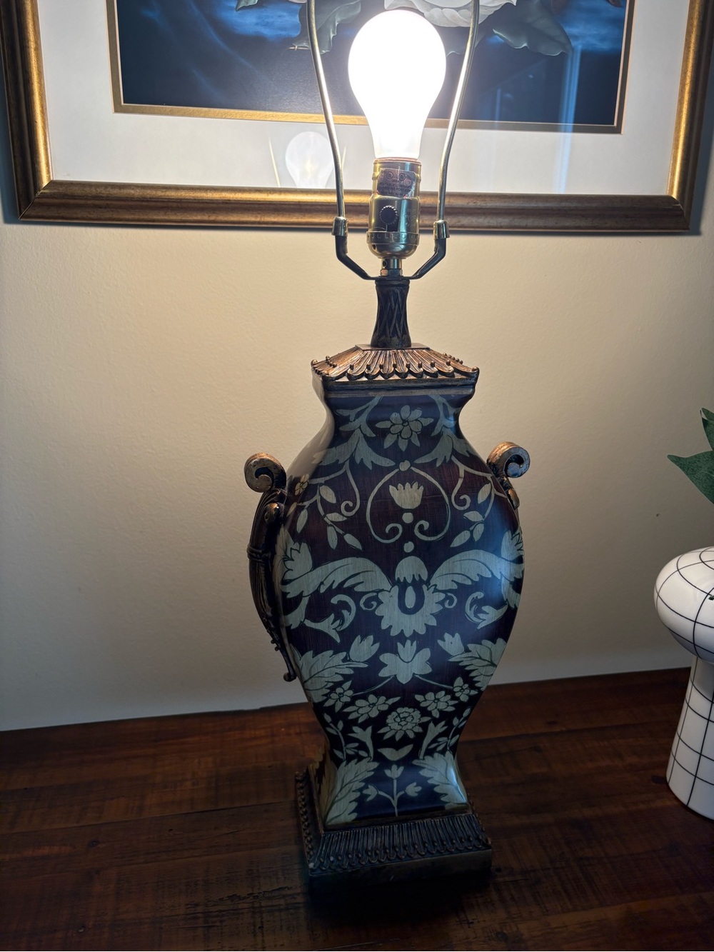 Vintage Chinoiserie Style Urn Table Lamp - Picture 11 of 12
